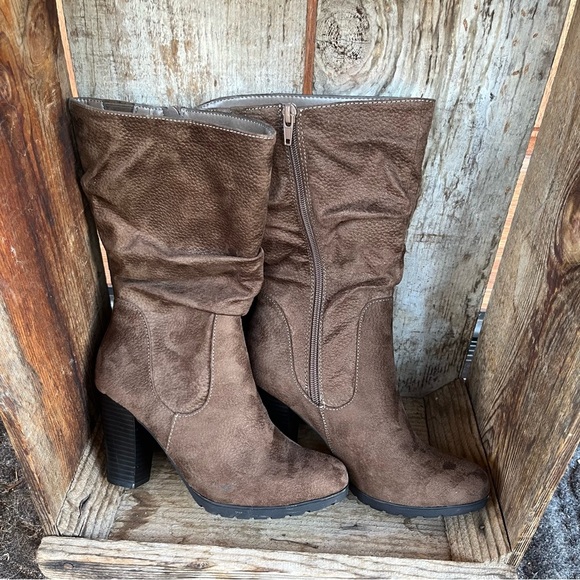 WhiteMT Heeled Boots - Picture 2 of 9